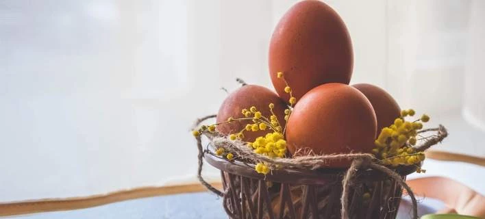 Το γνωρίζατε; Το κόλπο για να φύγει η μυρωδιά από τα αυγά σε ποτήρια και πιάτα